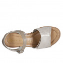 Sandale pour femmes en cuir et daim laminé beige avec courroie, plateforme et velcro talon compensé 7 - Pointures disponibles:  31, 43