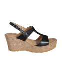 Sandalia para mujer en piel y gamuza negra con estras, plataforma y cuña 7 - Tallas disponibles:  31, 42, 44, 45