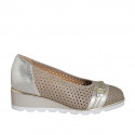 Zapato de salon para mujer con plantilla extraible y accesorio en piel perforada beis y laminada platino cuña 4 - Tallas disponibles:  42