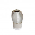 Decolté da donna con plantare estraibile e accessorio in pelle forata beige e laminata platino zeppa 4 - Misure disponibili: 42
