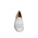 Scarpa accollata da donna con elastici e plantare estraibile in pelle forata crema e camoscio laminato argento zeppa 4 - Misure disponibili: 45, 46