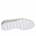 Scarpa accollata da donna con elastici e plantare estraibile in pelle forata crema e camoscio laminato argento zeppa 4 - Misure disponibili: 45, 46