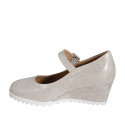 Zapato para mujer con cinturon y plantilla extraible en gamuza beis laminada platino cuña 6 - Tallas disponibles:  44