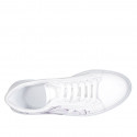 Chaussure pour femmes à lacets avec semelle amovible en cuir blanc et imprimé floreal violette talon compensé 4 - Pointures disponibles:  42, 43