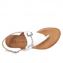 Sandalia de dedo para mujer en piel blanca con accesorio tacon 2 - Tallas disponibles:  32, 35