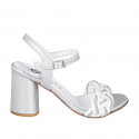 Sandale pour femmes en cuir lamé argent et rafia blanc avec courroie à la cheville et strass talon 7 - Pointures disponibles:  35, 42, 44, 45