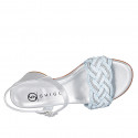 Sandale pour femmes en cuir lamé argent et rafia bleu clair avec courroie à la cheville et strass talon 5 - Pointures disponibles:  35