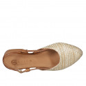 Zapato destalonado para mujer en rafia trensada con patrón geométrico beis, blanco y oro y piel cognac tacon 2 - Tallas disponibles:  35