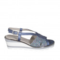 Sandalia para mujer en piel nacarada azul grisaceo y imprimida multicolor cuña 5 - Tallas disponibles:  45, 46