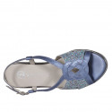Sandalia para mujer en piel nacarada azul grisaceo y imprimida multicolor cuña 5 - Tallas disponibles:  45, 46