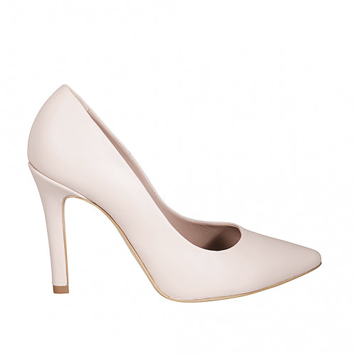Woman's pointy pump in nude leather...