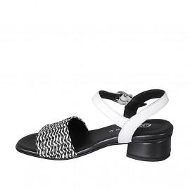 Woman's sandal in white... 2