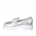 Mocassino da donna con catena traslucida in pelle laminata argento tacco 4 - Misure disponibili: 32, 33, 34