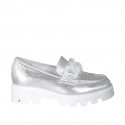 Mocassino da donna con catena traslucida in pelle laminata argento tacco 4 - Misure disponibili: 32, 33, 34