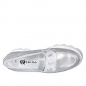 Mocassino da donna con catena traslucida in pelle laminata argento tacco 4 - Misure disponibili: 32, 33, 34