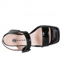 Sandalo da donna con plateau, fibbia ed elastico in vernice nera tacco 7 - Misure disponibili: 35, 43, 44