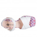 Sandalia con cinturon y plataforma para mujer en piel blanco y tejido multicolor tacon 7 - Tallas disponibles:  44