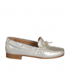 Woman's loafer in platinum...