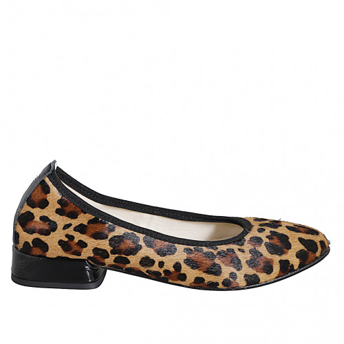 Woman's ballerina shoe with spotted...