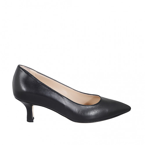 Woman's pointy pump in black leather...