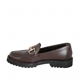 Mocasines para mujer con accesorio metalico en piel de color marròn oscuro con tacon 3 - Tallas disponibles:  33, 34, 35, 42, 43, 44, 45, 46 2