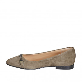 Ballerina da donna a punta con accessorio metallico in camoscio verde oliva tacco 2 - Misure disponibili: 32, 33, 34, 35, 42, 43, 44, 45, 46 2