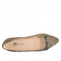 Ballerina da donna a punta con accessorio metallico in camoscio verde oliva tacco 2 - Misure disponibili: 32, 33, 34, 35, 42, 43, 44, 45, 46