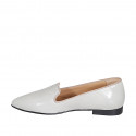 Mocassino a punta da donna in vernice grigio chiaro e bordi in camoscio tacco 2 - Misure disponibili: 33, 34, 35, 42, 43, 44, 45, 46