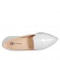 Mocasínes a punta para mujer en charol de color gris claro y bordes en gamuza tacon 2 - Tallas disponibles:  33, 34, 35, 42, 43, 44, 45, 46