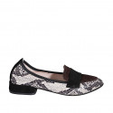 Mocasín a punta para mujer en charol imprimido y gamuza negra y marròn oscuro tacon 2 - Tallas disponibles:  32, 33, 35, 42, 43, 44, 45, 46