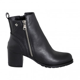 Stivaletto da donna con doppia cerniera, borchia e punta tonda in pelle nera tacco 5 - Misure disponibili: 32, 33, 34, 35, 42, 43, 44, 45