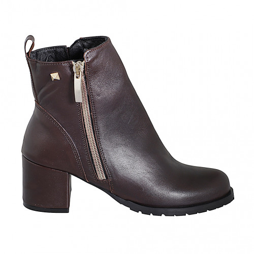 Woman's ankle bootin dark brown...