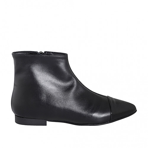 Bottines pour femmes à bout pointu en cuir noir avec zip intérieur et bout droit en verni noir talon 2 - Pointures disponibles:  33, 34, 35, 42, 43, 44, 46
