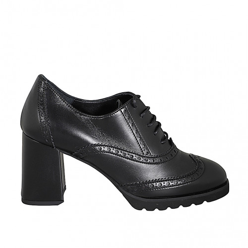 Woman's laced Oxford shoe in black...