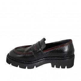 Woman's loafer in black and... 2