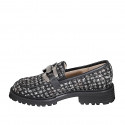 Mocassino da donna con accessorio metallico in tessuto bouclé nero, bianco e platino e pelle nera tacco 3 - Misure disponibili: 32, 33, 34, 35, 42, 43, 44, 45, 46