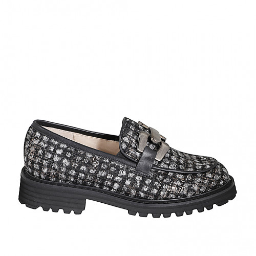 Mocassino da donna con accessorio metallico in tessuto bouclé nero, bianco e platino e pelle nera tacco 3 - Misure disponibili: 32, 33, 34, 35, 42, 43, 44, 45, 46