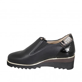 Chaussure avec fermetures èclair pour femmes en cuir et cuir verni noir et imprimé multicouleur talon compensé 4 - Pointures disponibles:  32, 33, 34, 35 2