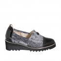 Scarpa accollata da donna con bottone in velluto elasticizzato grigio e vernice nera zeppa 4 - Misure disponibili: 32, 33, 34, 35