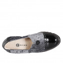 Chaussure pour femmes avec bouton en velours elastique gris et cuir verni noir talon compensé 4 - Pointures disponibles:  32, 33, 34, 35