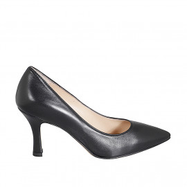 Woman's pointy pump in...