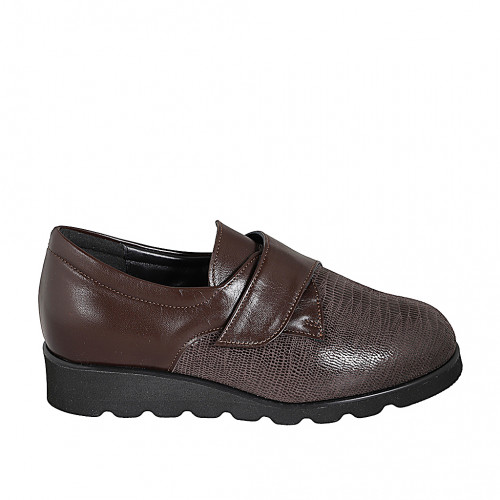 Woman's highfronted shoe with velcro...