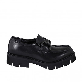 Mocassino da donna con elastico e accessorio in pelle nera tacco 4 - Misure disponibili: 32, 33, 34, 35, 42, 43, 44, 45, 46, 47
