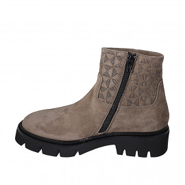 Stivaletto da donna in camoscio taupe con cerniera e motivo geometrico tacco 4 - Misure disponibili: 32, 33, 34, 35, 42, 43, 44, 45, 46 2