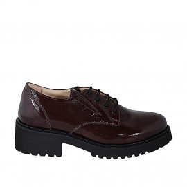 Woman's laced derby shoe in...