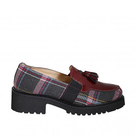 Mocassin pour femmes avec elastiques et franges en tissu tartan multicolor et cuir verni bordeaux talon 4 - Pointures disponibles:  33, 34, 35, 42, 43, 44, 45, 46