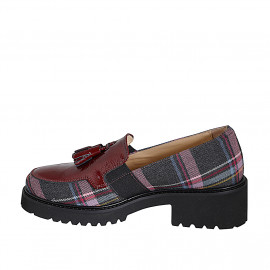 Mocassino da donna con nappine ed elastici in tessuto tartan multicolore e vernice bordeaux tacco 4 - Misure disponibili: 33, 34, 35, 42, 43, 44, 45, 46 2