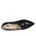 Scarpa accollata da donna a punta con scollo asimmetrico in pelle nera tacco 9 - Misure disponibili: 32, 33, 34, 35, 42, 43, 44, 45, 46