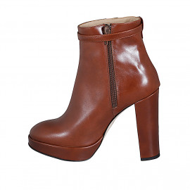 Bottine pour femme avec plateau, fermeture éclair et bride en cuir cognac talon 11 - Pointures disponibles:  32, 34, 35, 42, 43, 44, 45 2