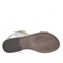 Sandalo da donna con cinturino in pelle bianca, oro e stampato rosa - Misure disponibili: 32